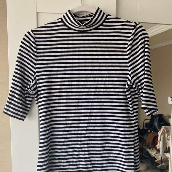 Banana Republic 3/4 Sleeve Turtleneck - Picture 5 of 6